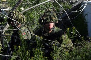 캐나다 육군 병사가 CADPAT 위장복을 착용하고 있다. 위장복은 착용자를 덜 눈에 띄게 만드는 데 사용된다.