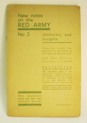이 배포물은 붉은 군대 군복 및 계급장에 대한 다양한 이미지와 묘사가 들어 있으며 제2차 세계 대전 당시 영국 전쟁부에 의해 발간되어 영국 장교들에게 배부되었다. 독자에게 "적의 손에 넘어가지 않도록 할 것"이라고 전하는 문구에 주목하라.