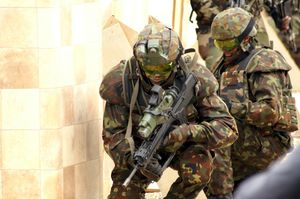 SPECTRA 헬멧 및 전자 장비와 함께 FÉLIN 전투체계를 착용한 프랑스 육군 군인들