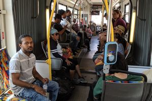 로스앤젤레스의 굴절버스 내부