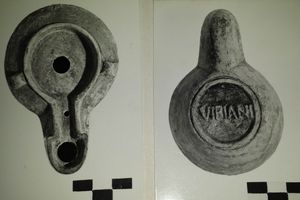 제작자 표시가 있는 아랫면을 보여주는 로마식 기름 램프. 무세오 벨리니