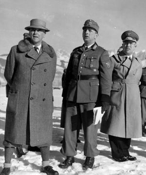 1939년 2월 키츠뷔엘에서 열린 경찰 스키 선수권 대회. 내무장관 빌헬름 프릭(왼쪽)과 질서경찰 국장 쿠르트 달뤼게(중앙).