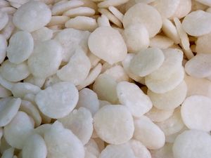 바타샤(Batasha)는 남아시아에서 볼 수 있는 여러 전통 사탕 중 하나이다. 견과류와 민트 등 다양한 향이 있다.