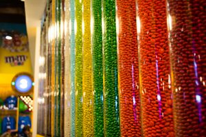 뉴욕 상점의 모든 다양한 M&M 사탕