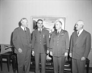 (왼쪽부터) CIA 국장 앨런 덜레스, CIA 대반란 전문가 에드워드 랜스데일 대령, 미 공군참모총장 네이선 트위닝 장군, CIA 부국장 찰스 케이블 중장이 1955년 펜타곤에서.