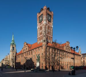 13세기로 거슬러 올라가는 고딕 양식의 구 시청사 (Ratusz Staromiejski)