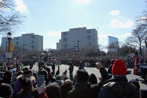 2018년 2월 8일, 이글스의 슈퍼볼 우승 퍼레이드에서 벤자민 프랭클린 파크웨이를 따라 축하하는 이글스 팬들 (필라델피아 시내)