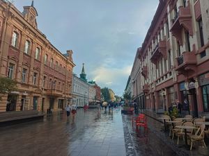 비 오는 날의 볼쇼이 포크로프스카야 거리