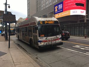 Market Street와 12th Street 교차로의 SEPTA 8522 버스