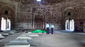 녹색으로 덮인 묘