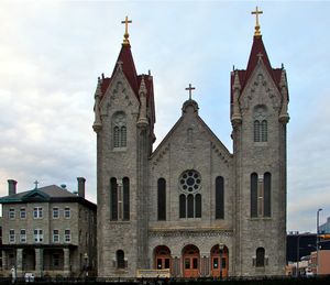성 니콜라스 오브 톨렌틴 교회(St. Nicholas of Tolentine Church)는 오렌지 루프(The Orange Loop)에 있다.