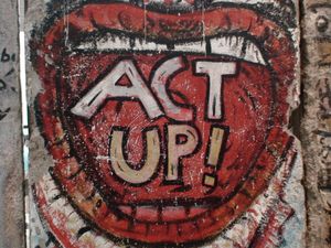액트 업(ACT UP)은 래리 크레이머가 HIV/AIDS 위기에 대한 의료 자금 지원 및 연구를 위하여 설립하였다.