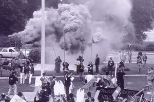 1990년 부시 행정부 내 에이즈 연방 연구의 더딘 속도에 항의하는 액트 업의 급진적 직접 행동