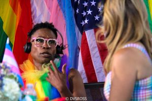 '포즈'에서 빌리 포터는 뉴욕에서 후천면역결핍증후군에 감염된 흑인 게이 프레이 텔을 연기한다.