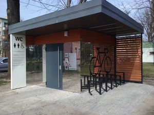 폴란드 토마슈프 마조비에츠키 시립 공원의 공중화장실