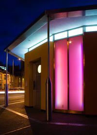 영국 케임브리지에 있는 블록 디자인의 공중 화장실