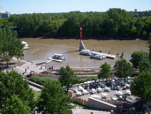 포크스(The Forks)의 부두. 이 도시는 평평한 지형을 가진 홍수 평야인 레드 강 계곡(Red River Valley)의 가장 낮은 지점에 위치한다.