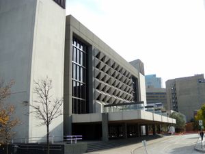 센테니얼 콘서트 홀은 매니토바 오페라, 로열 위니펙 발레단, 위니펙 심포니 오케스트라의 본거지인 공연 예술 센터이다.