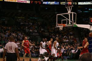 앤서니 파커(18번)과 호르헤 가르바호사(15번)가 2006-07 시즌 랩터스에서 뛰는 모습. 파커와 가르바호사는 2006년 오프시즌에 랩터스와 계약했다.