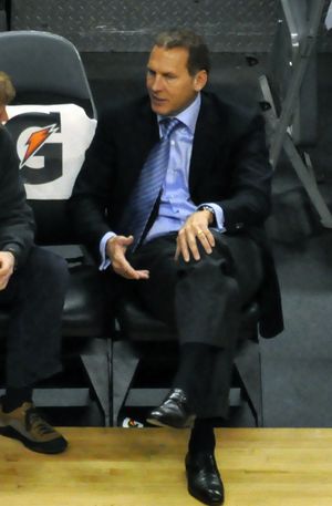 브라이언 콜란젤로(Bryan Colangelo)(오른쪽). 2009년 랩터스 경기에서. 그는 2006년 2월부터 2013년 5월까지 팀의 단장 겸 농구 운영 사장이었다.