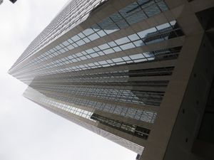 토론토 증권거래소 타워는 킹 스트리트 웨스트에 위치하며 TSX의 상당 부분 기능을 담당하고 있다.