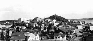 20세기 중반 옐로나이프; 이 지역 사회는 1953년에 지방 자치 단체로 편입되었다.