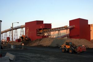 km}}에 위치한 스냅 레이크 다이아몬드 광산의 처리 시설. 1990년대 옐로나이프의 경제는 도시 외곽에 위치한 여러 다이아몬드 광산 덕분에 회복되었다.