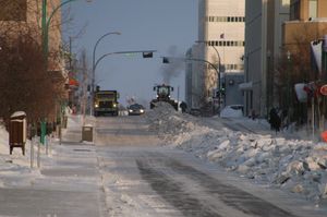 옐로나이프의 겨울철에는 정기적인 제설 작업이 필요하다.