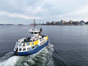 핼리팩스 교통(Halifax Transit) 페리, 크레인 블레이크(Crain Blake)가 노바스코샤주(Nova Scotia) 다트머스(Dartmouth)에서 출발