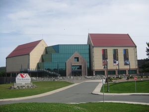 세인트존스 시내에 위치한 더 룸스(The Rooms)는 주립 미술관과 박물관을 소장하고 있다.