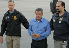 미겔 로드리게스 오레후엘라가 미국 마약단속국(DEA) 및 미국 이민세관집행국(ICE) 요원들에 의해 호송되는 모습