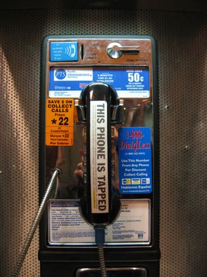 미국 정부의 전화 도청에 대해 사용자에게 경고하는 CrimethInc. 스티커가 붙은 전화