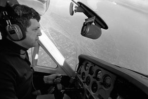 1973년 KGIL에서 보도하는 파워스