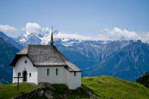 주로 가톨릭 신자들이 거주하는 발레주에는 수많은 교회와 알프스 예배당(여기서는 베트메랄프의 마리아 춤 슈네)이 있다.