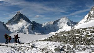 마터호른(Matterhorn)과 당 데렌(Dent d'Hérens) 앞에서 휴식을 취하는 스키 등반가들