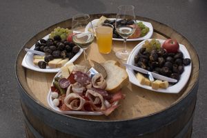 지역 특산품과 와인을 함께 제공되는 브리솔레