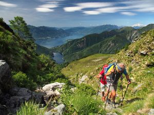 마조레 호수 위의 하이커들. 티치노는 온화한 기후와 아름다운 경치로 인기 있는 관광지이다.
