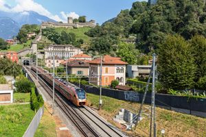 쥐트오스트반/스위스 연방 철도(SBB CFF FFS) Treno Gottardo가 고트하르트 철도에서 운행 중 (여기서는 벨린초나)