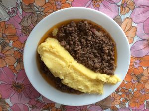 브루스치티와 폴렌타 죽을 곁들인 모습