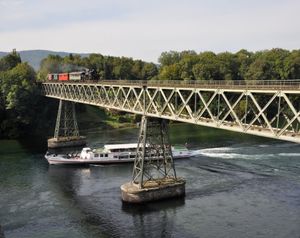 헤미쇼펜 철교(슈타인암라인 근처)는 라인 강을 가로지르는 에츠빌렌-징겐 철도 노선(헤미쇼펜과 람젠 경유)에 위치해 있으며, 현재는 박물관 열차 노선으로만 사용되고 있다. (아래에는 URh(Schweizerische Schifffahrtsgesellschaft Untersee und Rhein)의 배가 보인다.)