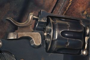 슈미트 M1882의 상세 이미지. 해머, 실린더 내 탄약을 위한 약실, 그리고 실린더를 회전시키는 메커니즘을 보여준다. 모르주 성 박물관에 전시되어 있다.