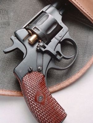 장전구가 열린 상태로 홀스터에 꽂힌 나강 권총