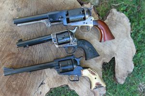 위에서부터: 1849년식 복제품 .44 콜트 회전식 권총(드래곤), 콜트 SAA 1873년형, 루거(뉴 모델) 슈퍼 블랙호크 - 20세기 중후반