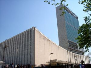 뉴욕에 있는 유엔 본부로, 유엔 총회 건물 측면에 카메라가 보임