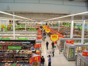 영국 서요크셔주 키즐리에 있는 아스다(Asda) 슈퍼마켓 내부