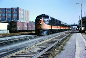 1964년 8월, 일리노이주 칸카키(Kankakee)역에서 EMD E7 기관차 #4017이 이끄는 시티 오브 뉴올리언스(City of New Orleans) 열차.