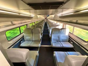 버몬터 열차가 브레인트리(Braintree, Vermont)를 지나가는 모습