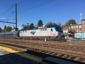 2018년 다우닝타운(Downingtown) 역에서 해리스버그행 키스톤 서비스 열차(기관차는 열차 후미에 위치).