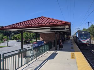 2021년 재건된 엑스톤 역에 도착하는 동쪽으로 향하는 키스톤 서비스 열차