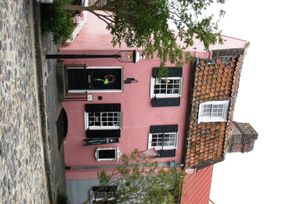 핑크 하우스는 찰스턴에서 가장 오래된 돌 건물로, 1694년에서 1712년 사이에 지어졌다.